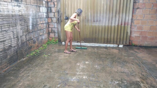 10. cleaning the yard limpando o quintal na chuva ????️????️