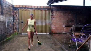 3. cleaning the yard limpando o quintal na chuva ????️????️
