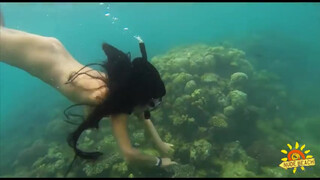 6. Girl swims underwater in fins and snorkel (Девушка плавает под водой в ластах и маске с трубкой)