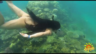 7. Girl swims underwater in fins and snorkel (Девушка плавает под водой в ластах и маске с трубкой)