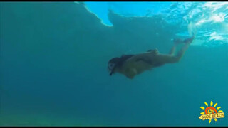 10. Girl swims underwater in fins and snorkel (Девушка плавает под водой в ластах и маске с трубкой)